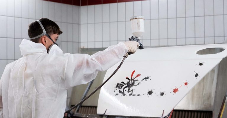 Azubi beim Lackieren