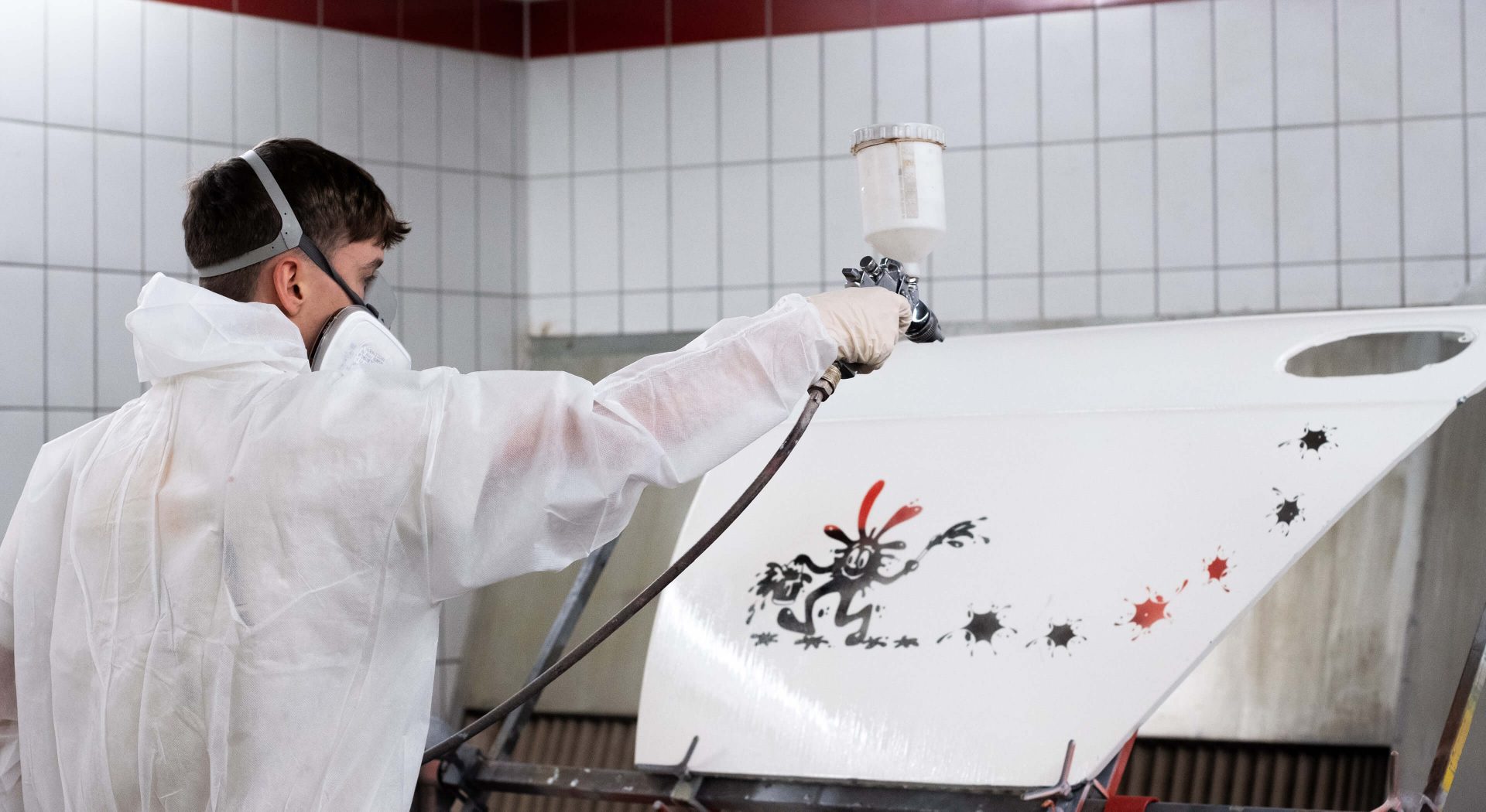 Azubi beim Lackieren