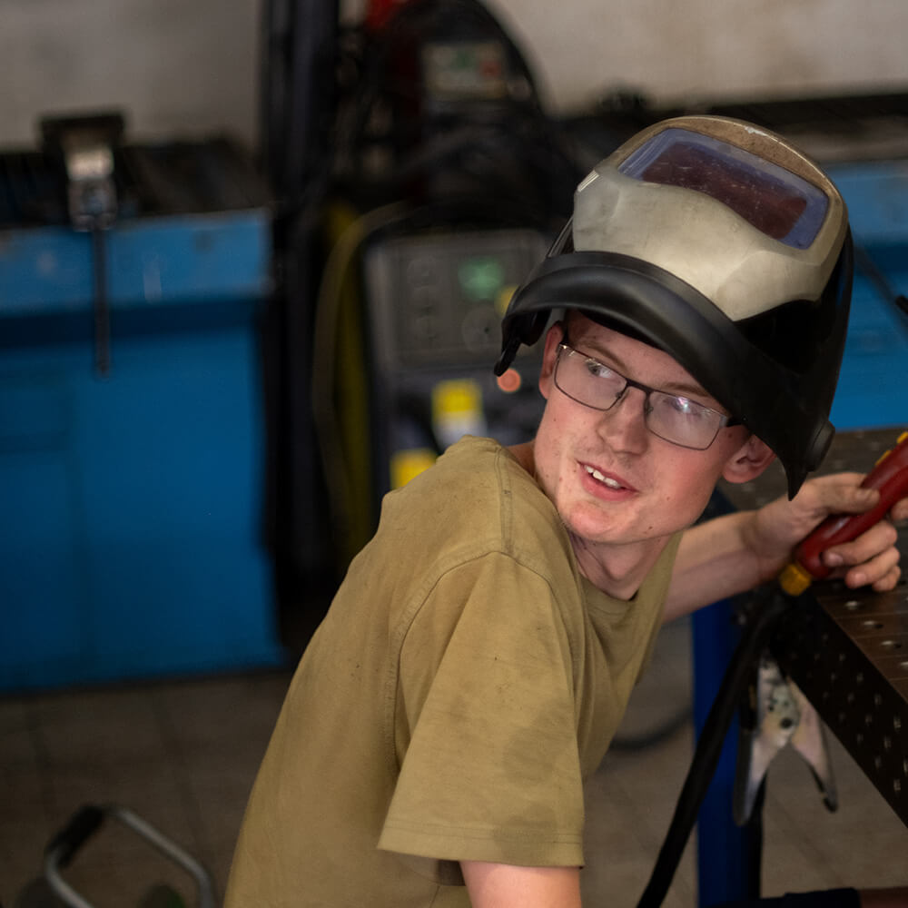 Azubi lernt Schweißen
