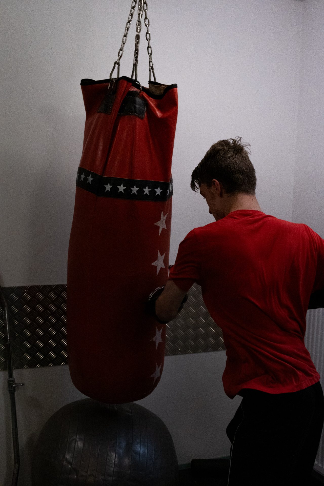 Schüler macht Sport am Boxsack