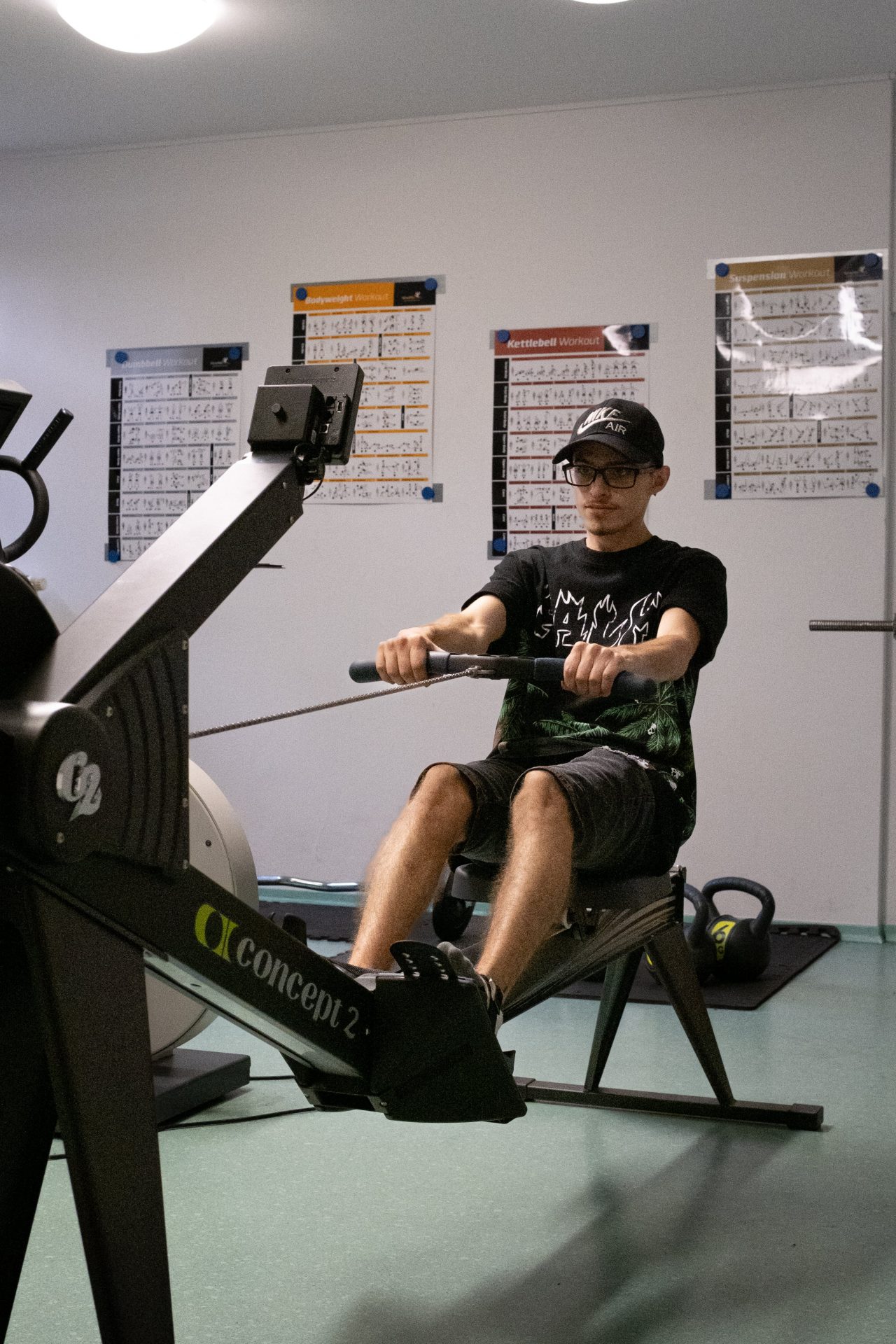 Schüler machen Sport am Rudergerät