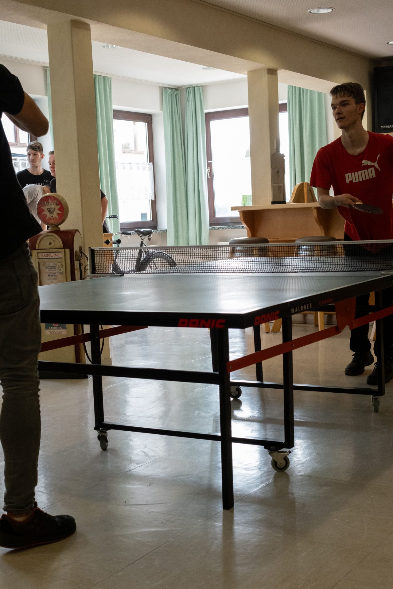 Schüler spielen Tischtennis