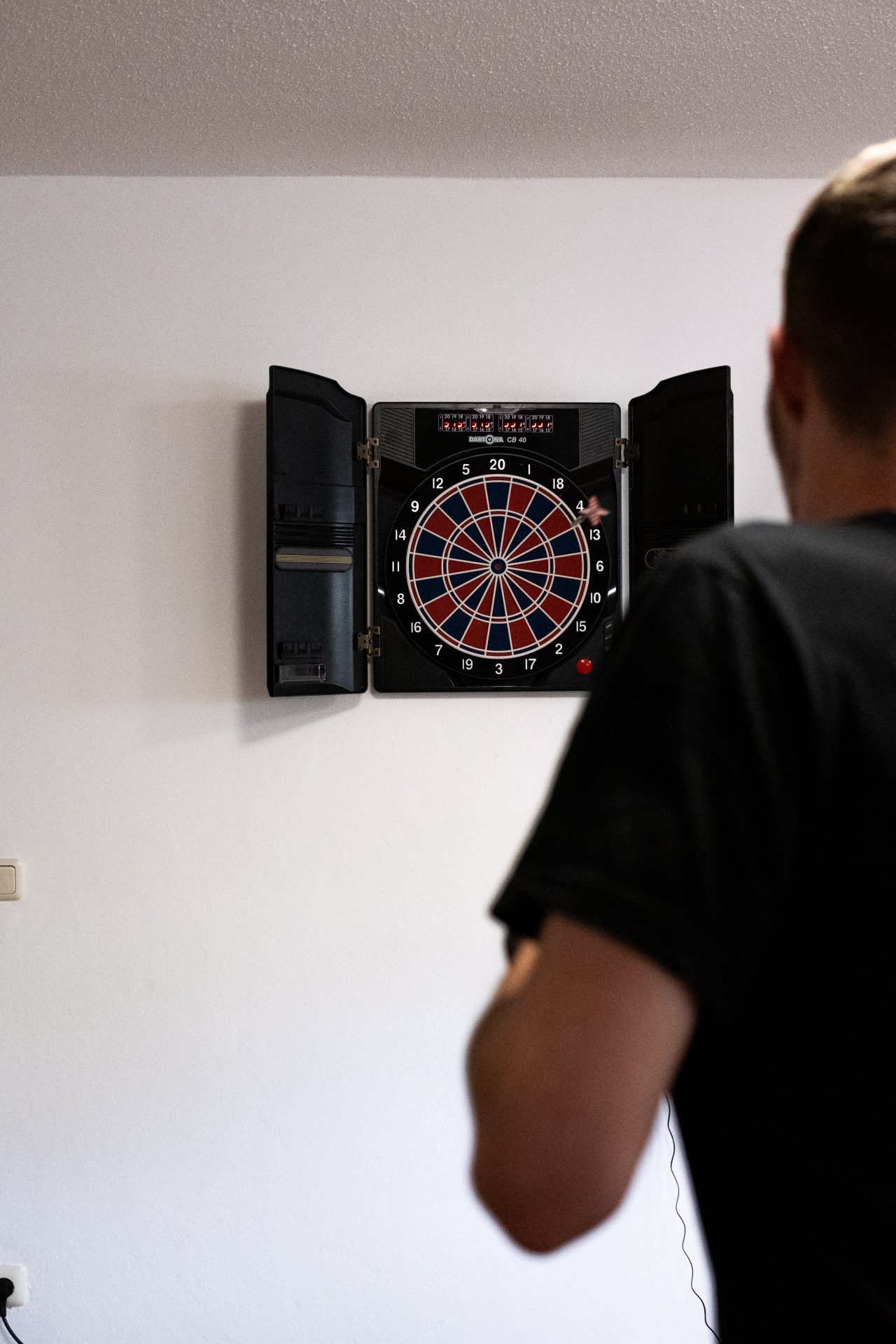Schüler spielen Dart