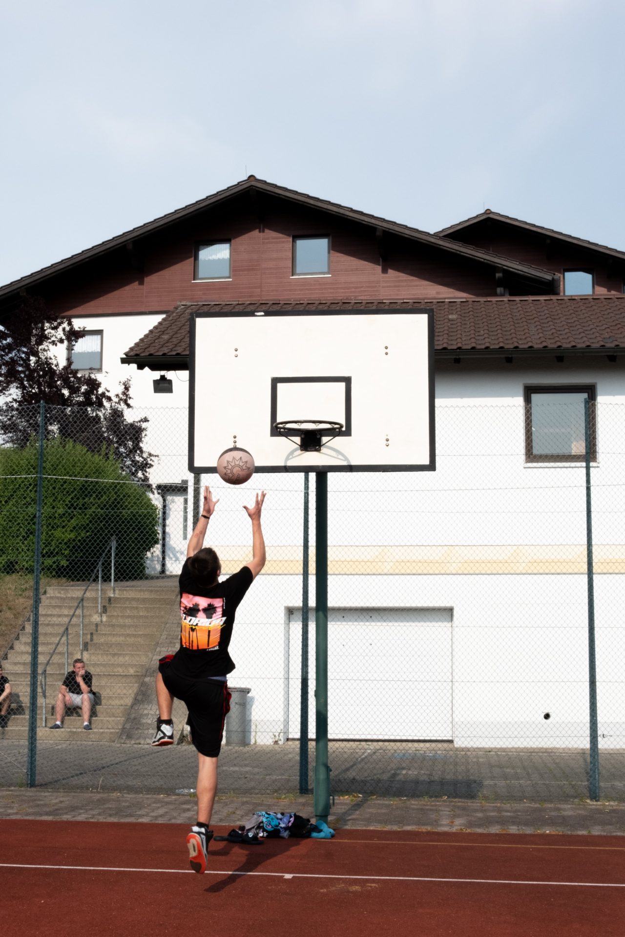 Schüler spielt Basketball